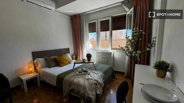 Habitación en piso compartido en madrid.