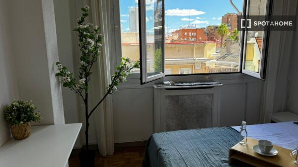 Habitación en piso compartido en madrid.