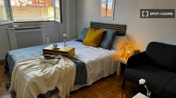 Habitación en piso compartido en madrid.