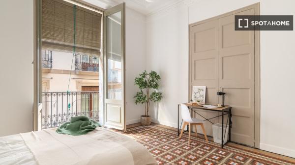 Rooms for rent in 5-bedroom apartment in Barcelona