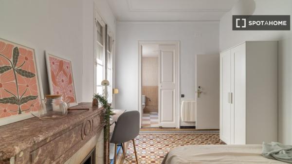 Habitaciones para alquilar en apartamento de 4 dormitorios en Barcelona