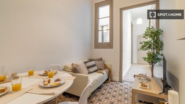 Rooms for rent in 5-bedroom apartment in Barcelona