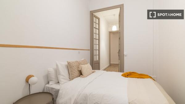 Rooms for rent in 5-bedroom apartment in Barcelona