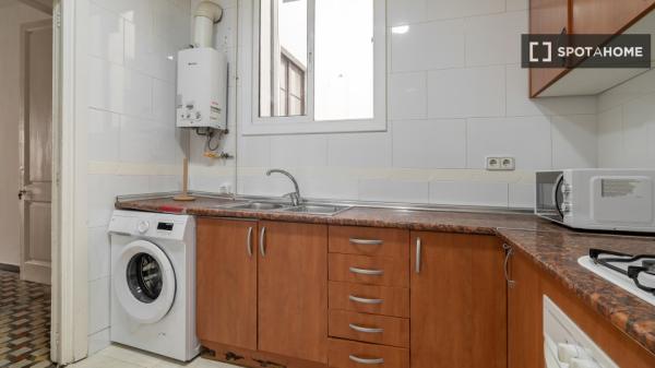 Habitaciones para alquilar en apartamento de 4 dormitorios en Barcelona