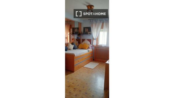 Room for rent in shared apartment in Salamanca