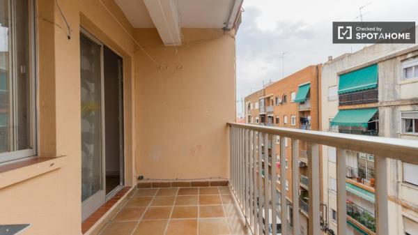 Se alquila habitación en piso de 5 habitaciones en Torrefiel, Valencia