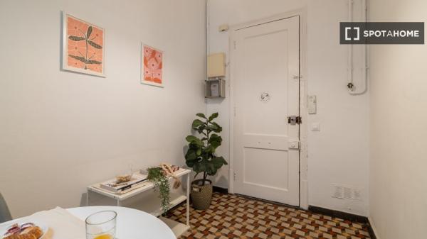 Se alquila habitación en piso de 6 habitaciones en Barcelona