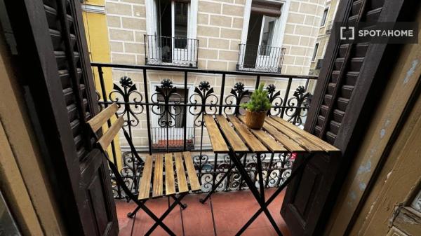 Rooms for rent in shared apartment in Madrid