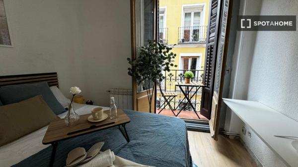 Rooms for rent in shared apartment in Madrid