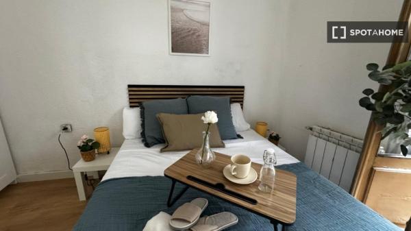 Rooms for rent in shared apartment in Madrid