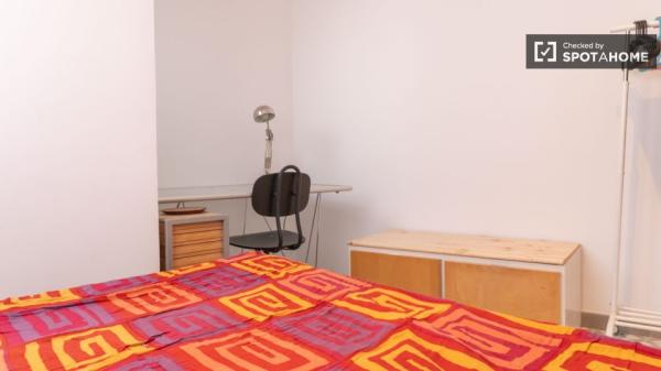 Aluga-se quarto em apartamento de 5 quartos em Carabanchel, Madrid