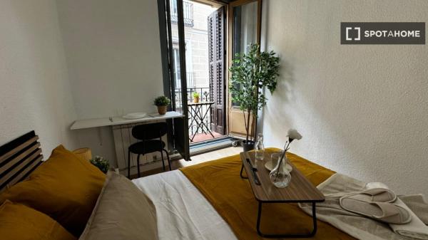 Rooms for rent in shared apartment in Madrid