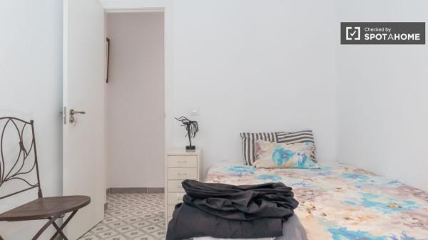 Zimmer zu vermieten in einer 5-Zimmer-Wohnung in Carabanchel, Madrid