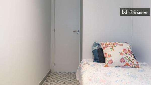 Zimmer zu vermieten in einer 5-Zimmer-Wohnung in Carabanchel, Madrid