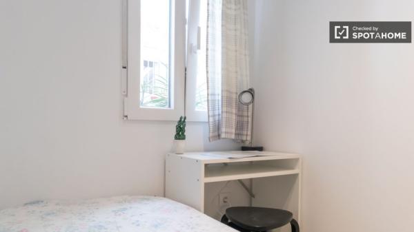 Zimmer zu vermieten in einer 5-Zimmer-Wohnung in Carabanchel, Madrid