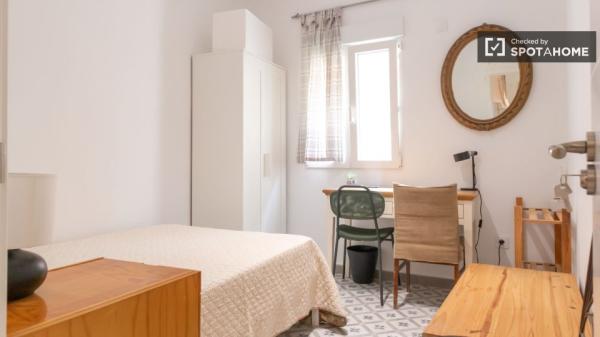 Aluga-se quarto em apartamento de 5 quartos em Carabanchel, Madrid