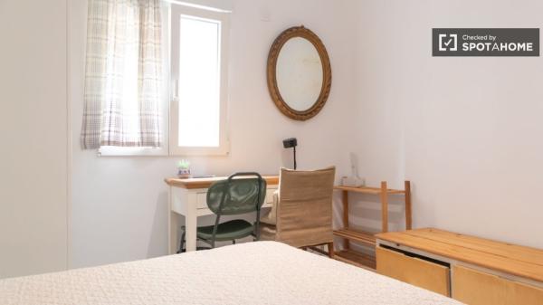 Aluga-se quarto em apartamento de 5 quartos em Carabanchel, Madrid