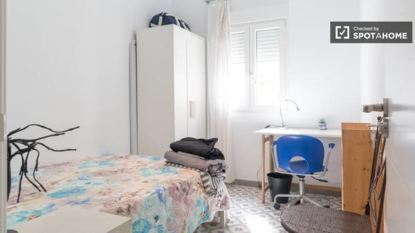 Aluga-se quarto em apartamento de 5 quartos em Carabanchel, Madrid