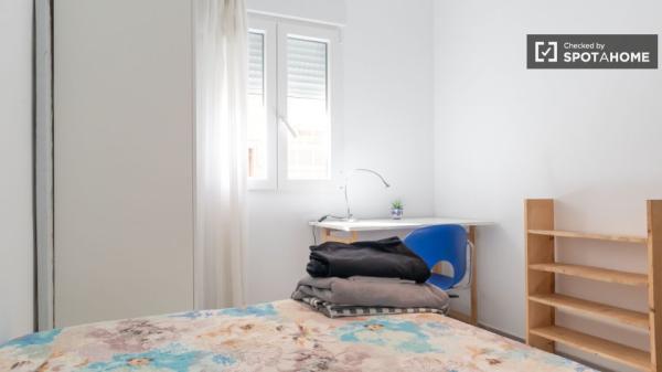 Aluga-se quarto em apartamento de 5 quartos em Carabanchel, Madrid