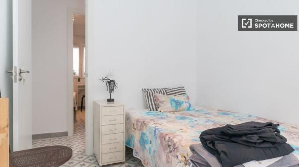 Aluga-se quarto em apartamento de 5 quartos em Carabanchel, Madrid