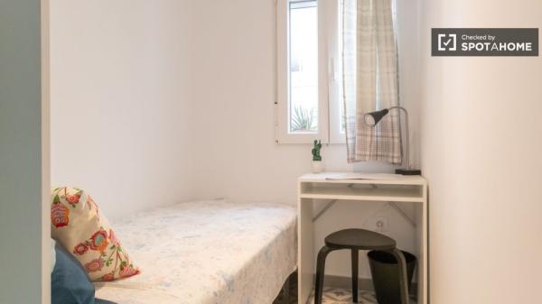 Aluga-se quarto em apartamento de 5 quartos em Carabanchel, Madrid