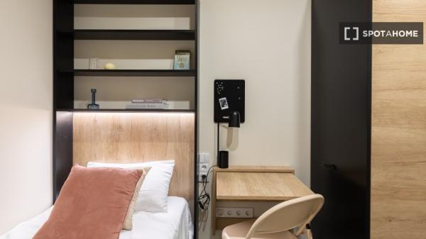 Aluga-se quarto em apartamento de 6 quartos em Barcelona