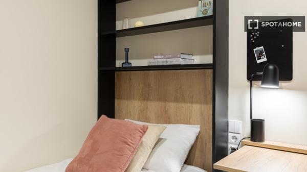 Aluga-se quarto em apartamento de 6 quartos em Barcelona