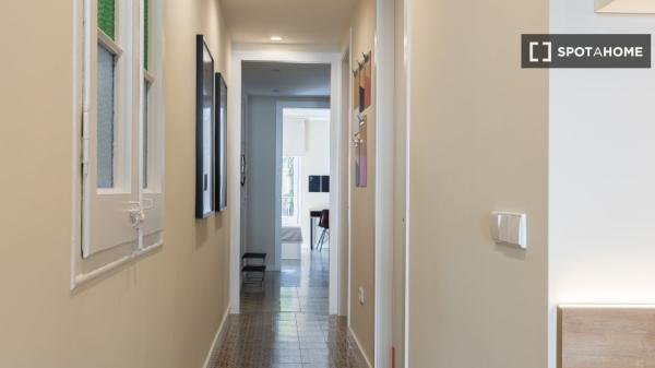 Aluga-se quarto em apartamento de 6 quartos em Barcelona