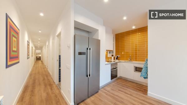 Se alquila habitación en piso de 5 habitaciones en Barcelona