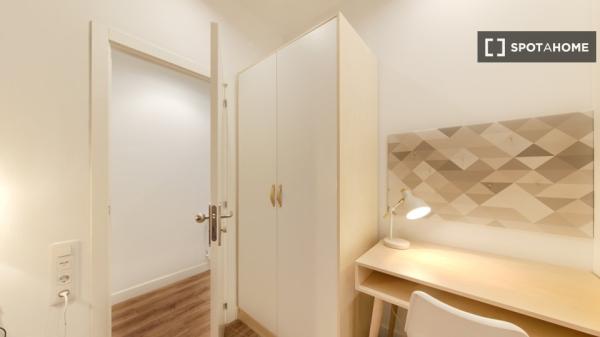 Se alquila habitación en piso de 5 habitaciones en Barcelona