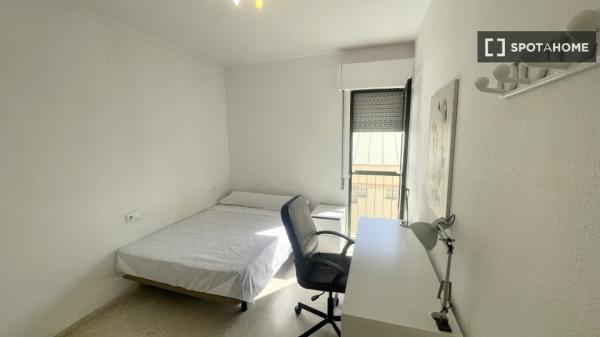 Quarto em apartamento compartilhado em Sevilla