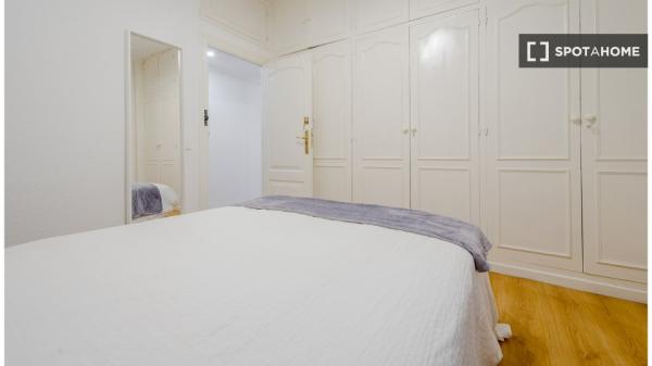 Se alquila habitación en piso de 4 dormitorios en Madrid