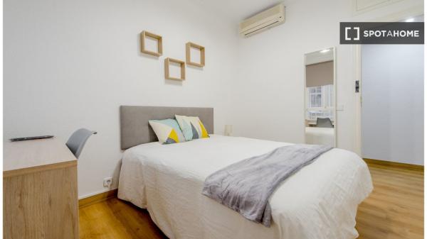 Se alquila habitación en piso de 4 dormitorios en Madrid