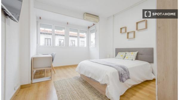 Se alquila habitación en piso de 4 dormitorios en Madrid