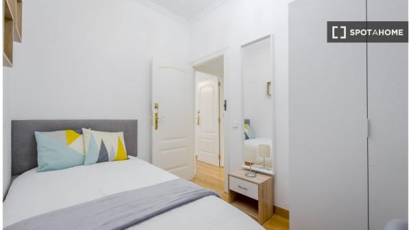 Se alquila habitación en piso de 4 dormitorios en Madrid