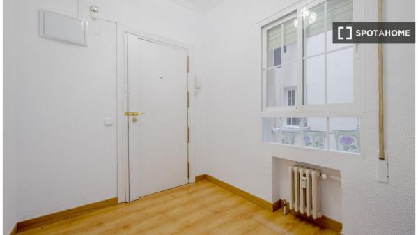 Se alquila habitación en piso de 4 dormitorios en Madrid