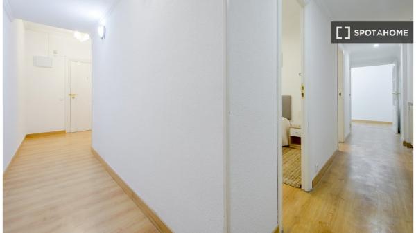 Se alquila habitación en piso de 4 dormitorios en Madrid