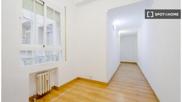 Se alquila habitación en piso de 4 dormitorios en Madrid