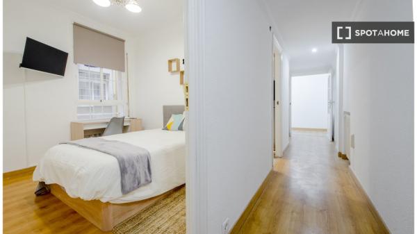 Se alquila habitación en piso de 4 dormitorios en Madrid