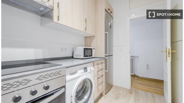 Se alquila habitación en piso de 4 dormitorios en Madrid