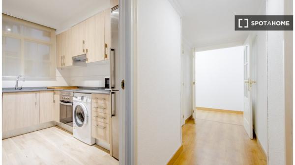 Se alquila habitación en piso de 4 dormitorios en Madrid