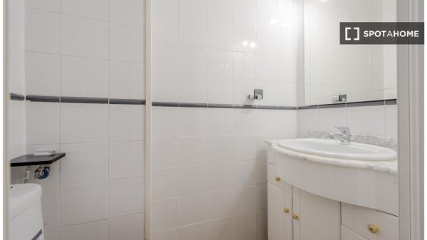 Se alquila habitación en piso de 4 dormitorios en Madrid