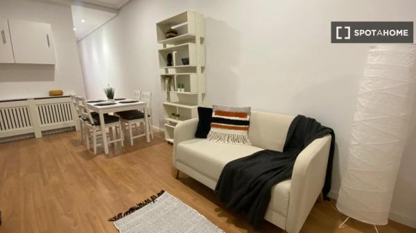 Se alquila habitación en piso de 5 dormitorios en Almagro, Madrid