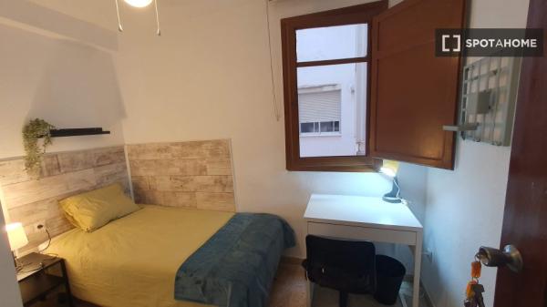 Se alquila habitación en piso de 4 dormitorios en Valencia