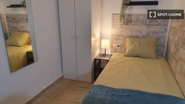 Se alquila habitación en piso de 4 dormitorios en Valencia