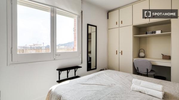 Se alquila habitación en piso de 8 habitaciones en Barcelona