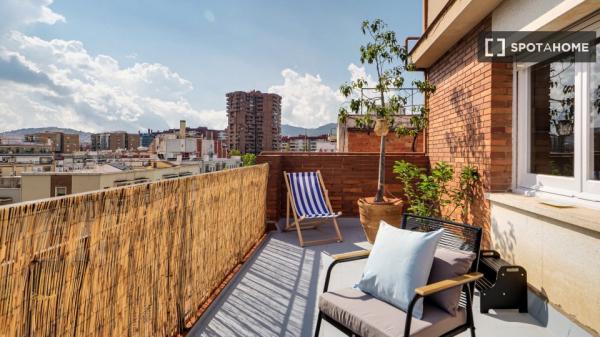 Se alquila habitación en piso de 8 habitaciones en Barcelona