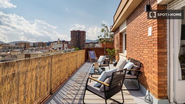 Se alquila habitación en piso de 8 habitaciones en Barcelona