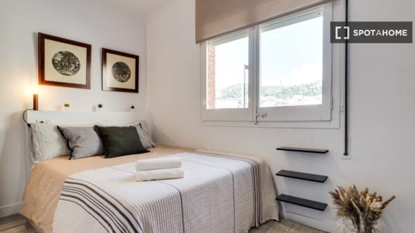 Se alquila habitación en piso de 8 habitaciones en Barcelona