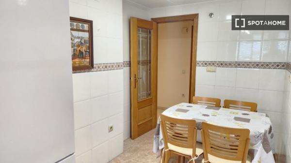 Piso de 4 habitaciones en alquiler en Campanar, Valencia